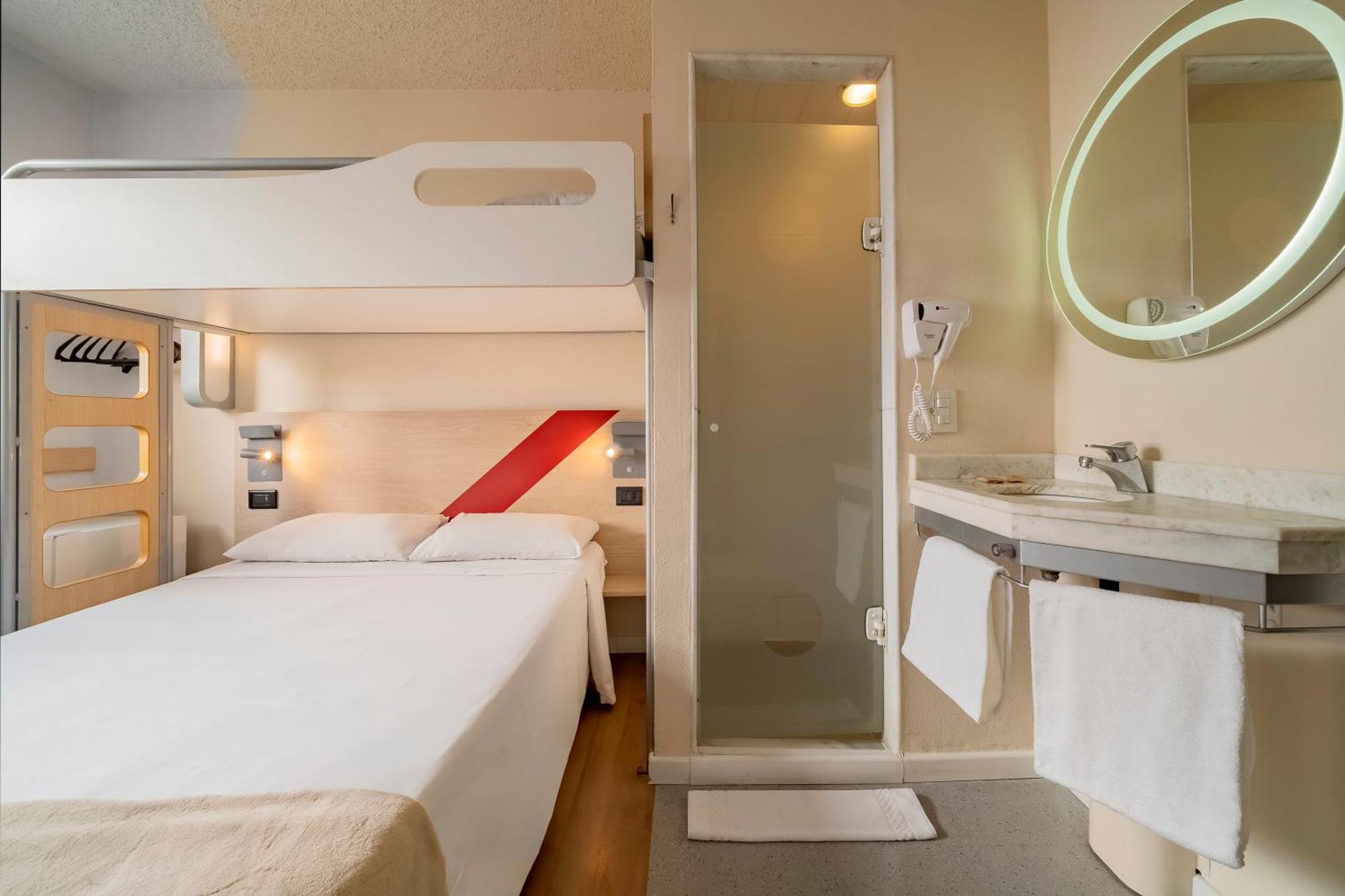 Quarto Superior com 1 Cama de Casal e 1 Cama Individual